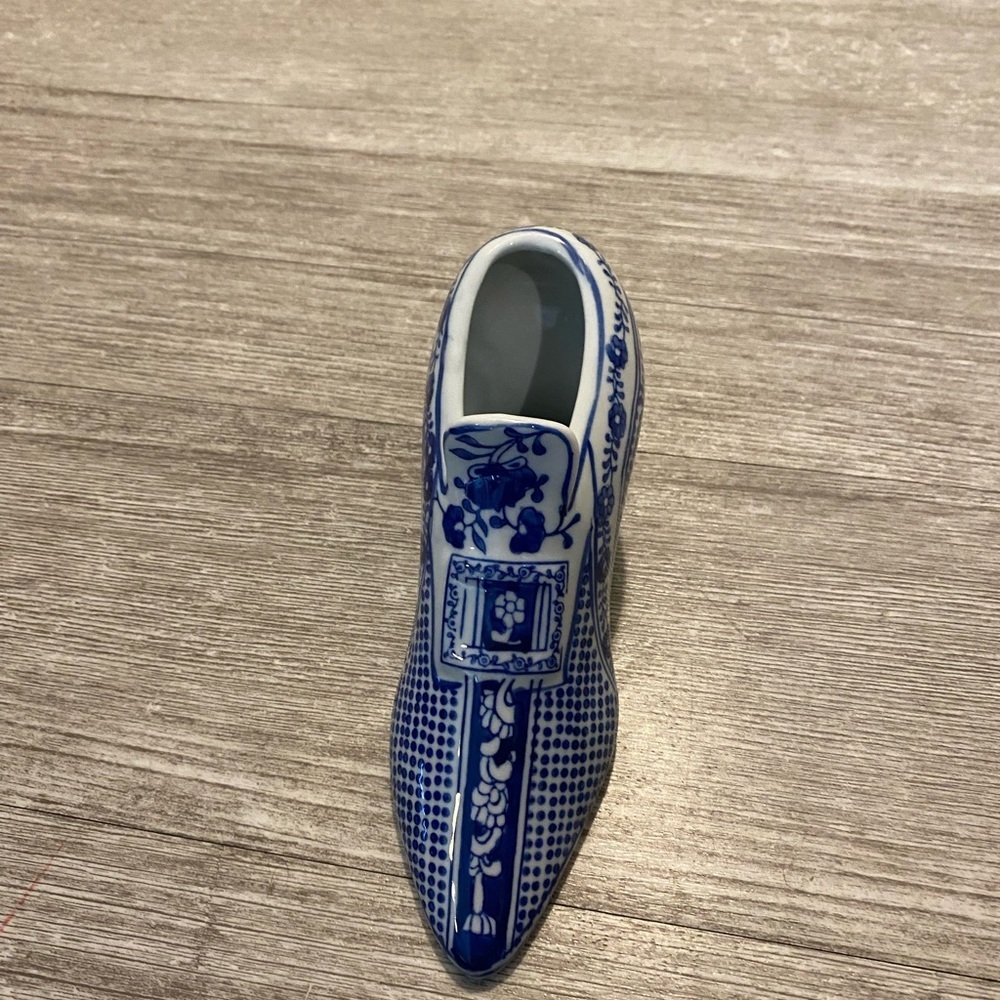 Blue and white decorative shoe the Canton collection is 7 3/4" long x 4 high - Picture 8 of 13